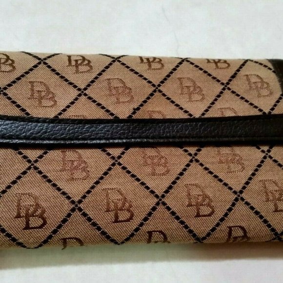 DOONEY AND BOURKE Handbags - VINTAGE DOONEY AND BOURKE TRIFOLD WALLET